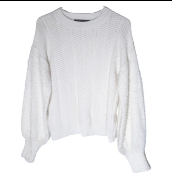 Marc New York  Andrew Marc Ivory knit fuzzy sleeves crew neck sweater, size Med - Picture 2 of 13